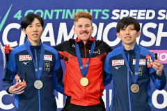 男子５０００メートル表彰。（右から）３位の一戸誠太郎、優勝のグレーム・フィッシュ、２位の土屋陸（金野和彦撮影）