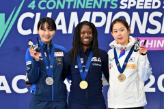 女子５００メートル表彰。（左から）２位の稲川くるみ、優勝のエリン・ジャクソン、３位のキム・ミンソン（金野和彦撮影）