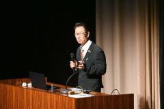 筋トレの効果について解説する谷本教授