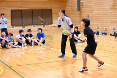 参加者と試合で交流する永原選手（１７日午前１１時４０分ごろ）