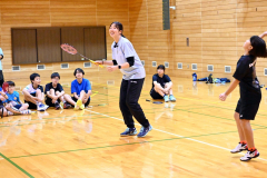 参加者と試合で交流する永原選手（１７日午前１１時４０分ごろ）