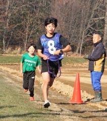 後輩たちとの交流も積極的で、将来は外部コーチの目標も芽生えた今野さん（中央）