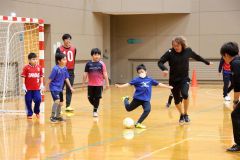 ミニゲームで岡野さんと汗を流す児童