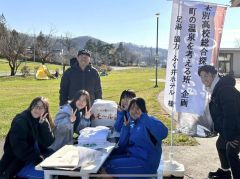 本別中心部に温泉　道の駅広場で１日限りの足湯　本別高生が企画　多くの来場者でにぎわう 2