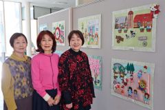 作品展をＰＲする「こでまり」のメンバーら（右から坂田さん、立花さん、福島さん）