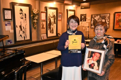 再開する「サンタドリームＹＯＵ」の店内。（右から）店主の渡部俊子さん、長女の鈴木珠世さん。渡部さんが手にしているのは在りし日の奨さんの写真