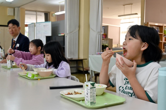 ジャージー牛おいしいね　十勝高田牧場が町内給食に無償提供