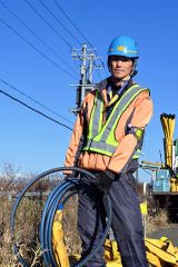 配電班の班長として架空配電線工事に当たる加藤さん