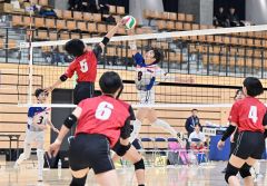 【女子準決勝・帯南商－旭川志峯】相手選手と競り合いボールを押し込む帯南商の（８）服部叶未