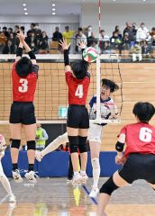 【女子準決勝・帯南商－旭川志峯】スパイクを数多く決めチームの得点源として活躍した帯南商の山家すず（右から２人目）