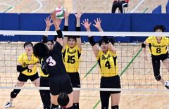 【決勝・札幌山の手―旭川志峯】相手のスパイクをブロックで阻止する札幌山の手の（４）鳥本志音