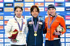 女子ＤＩＶＩＳＩＯＮ・Ａ１５００メートルで優勝を飾り、表彰台で写真に納る高木美帆（中央）。左は２位の韓梅（中国）、右は３位のジョイ・ブウネ（オランダ）＝金野和彦撮影