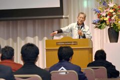 旭山動物園の特徴を説明する坂東統括園長