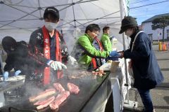 数百人が列をつくった「未来めむろ牛」の試食など芽室の味覚を求める来場者でにぎわった会場（２３日午前１０時半ごろ）