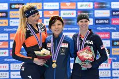 女子ディビジョンＡ１０００メートルの表彰。笑顔で写真に納る高木美帆（中央）。左は２位のユッタ・リールダム（オランダ）、右はブリタニー・ボウ（アメリカ）＝金野和彦撮影