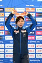 女子ＤＩＶ－Ａ１０００メートルで優勝し、表彰台で笑顔を見せる高木美帆（金野和彦撮影）