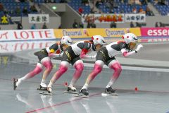 【女子ＤＩＶＩＳＩＯＮ―Ａ団体追い抜き】カナダに競り勝ち、銀メダルの日本代表の力走。（右から）高木美帆、堀川桃香、佐藤綾乃