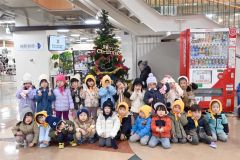 クリスマスツリーに飾り付けを行った園児ら