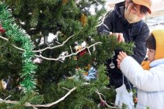 クリスマスツリーに飾り付けを行った園児ら