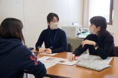 公認スポーツ栄養士の小山奈緒美教授（右）とともに学生との面談に応じる米山助教（中央）