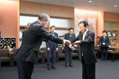 冨原議長から表彰状を受け取る池本氏（右）