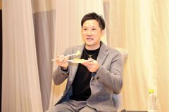 鹿追産のジャガイモで作られたフライドポテトを食べようとする杉谷さん（長尾悦郎通信員撮影）