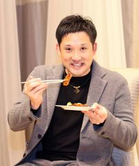 鹿追産の食材を使った料理を食べようとする杉谷さん（長尾悦郎通信員撮影）