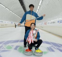 川村・松田ペアＶ、全国へ　カーリング道ミックスダブルス選手権