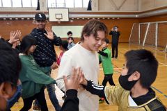 退場するファイターズ両選手に駆け寄る児童たち（須貝拓也撮影）