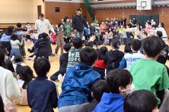 退場するファイターズ両選手に駆け寄る児童たち（須貝拓也撮影）