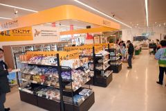 道東初「どさんこプラザ」、さっそく品定め　コープさっぽろかしわ店内にオープン 3