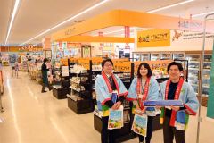 道東初「どさんこプラザ」、さっそく品定め　コープさっぽろかしわ店内にオープン 8