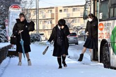 帯広市街地で今季初の積雪　足元そろり、慎重に通勤通学