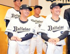 片山、背番号「４９」　「魂のこもったピッチング見せる」　オリックス入団会見