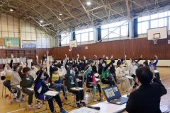 選挙の大切さについて学ぶ児童ら（手前は川上総務係長）