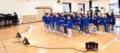 職員の伴奏に合わせて歌うつつじが丘幼稚園の園児