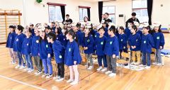 ギターの伴奏に合わせて歌うつつじが丘幼稚園の園児