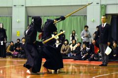 【中学生男子の部決勝】帯広の森体育館Ｂの先鋒・谷口憧真（右）がドウを決め、チームを勢い付けた