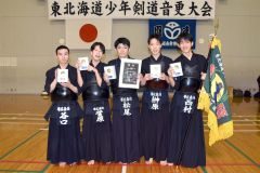 中学男子の部で２年連続優勝を果たした帯広の森体育館Ｂの３年生