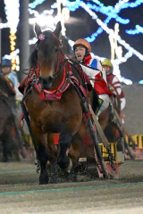 圧倒的な人気に応えて勝利したスマイルカナと西謙一騎手