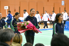 開会式で花束が贈られ笑顔の永原和可那選手（中央）＝金野和彦撮影