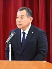 あいさつする太田会長