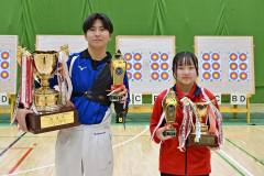 舩津杯を獲得した男子の中村暁至（左）と女子の田居未結