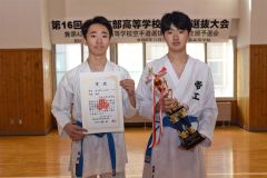 帯工の川村武也（左）は個人の形、組手に加え、団体組手３人制との３冠を獲得。右は池田蒼