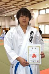 個人組手７６キロ超級優勝の若松輝（幕別清陵）