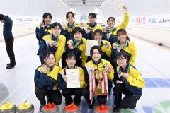 女子優勝の帯広畜産大学　川村（前列）、準優勝の帯広畜産大学　櫻井（中列）、３位の帯広畜産大学　田中（後列）