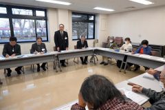 安井町長らと参加者が活発に意見を交わした懇談会