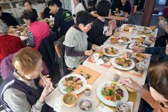 栄養バランスのとれた食事を味わいながら、食生活について考えた参加者たち