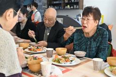 栄養バランスのとれた食事を味わいながら、食生活について考えた参加者たち