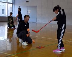 新里プロ（右から２人目）と中川プロ（左）からランチャーの指導を受ける児童ら